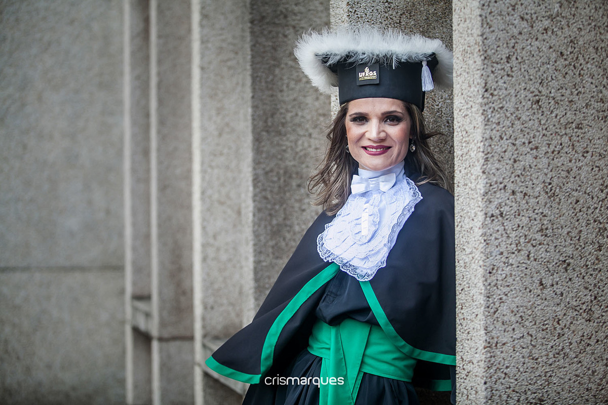 Formanda de medicina usando o barrete na cabeça 