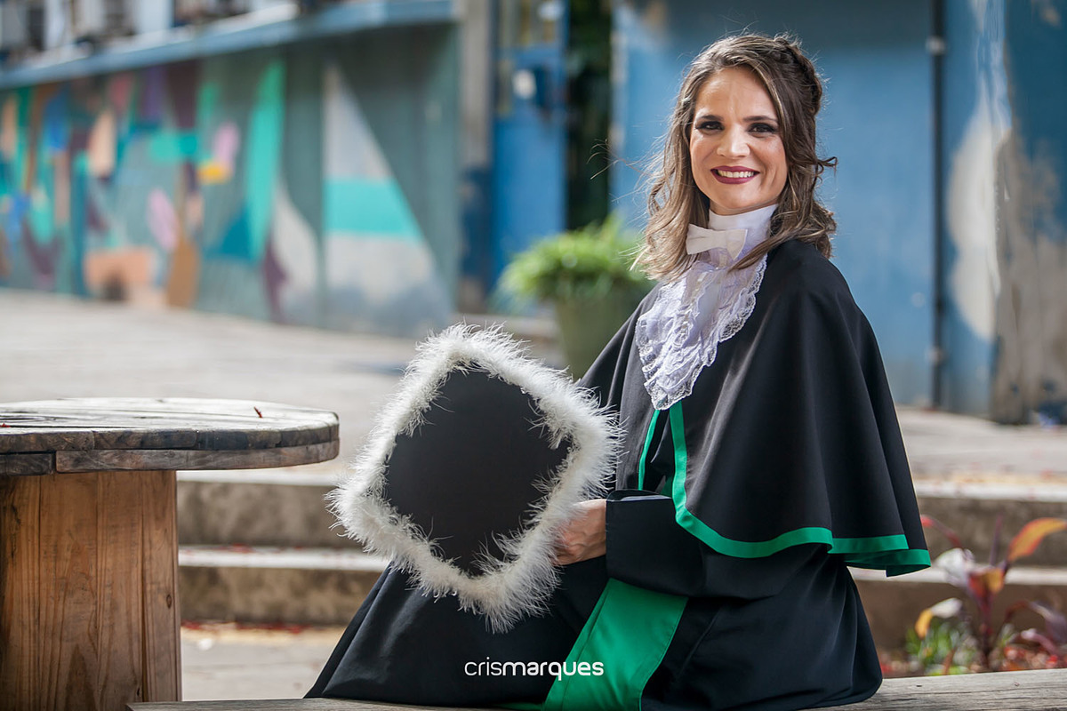 Formanda de medicina segurando o barrete