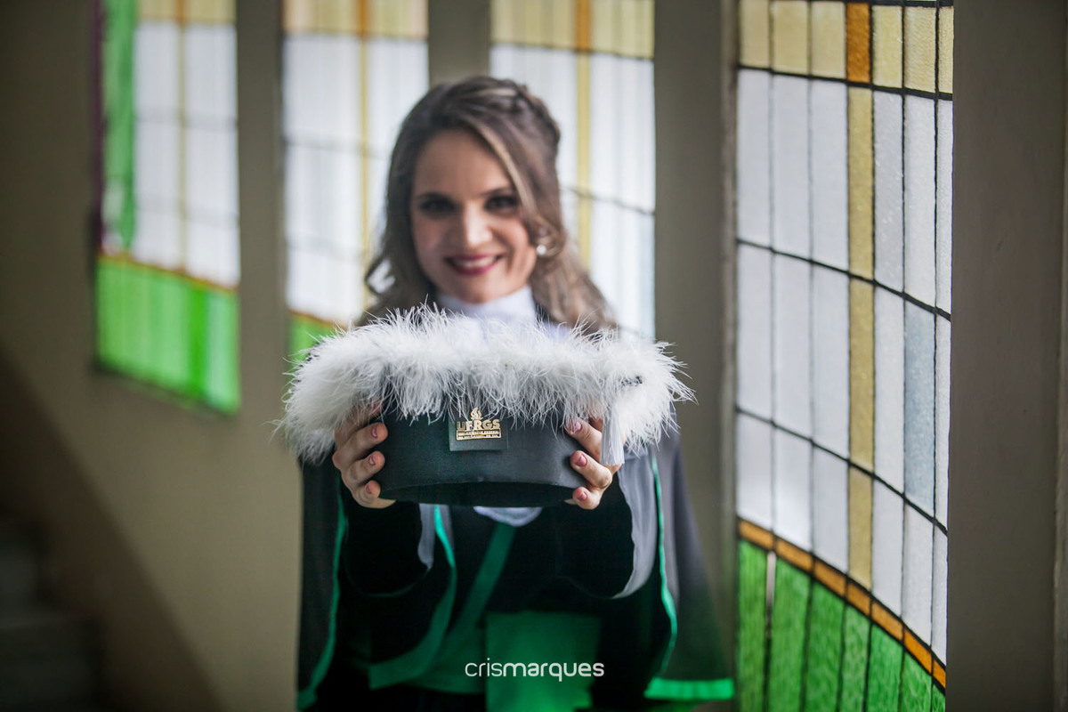 Fotografia de Formanda no vitral da faculdade de medicina