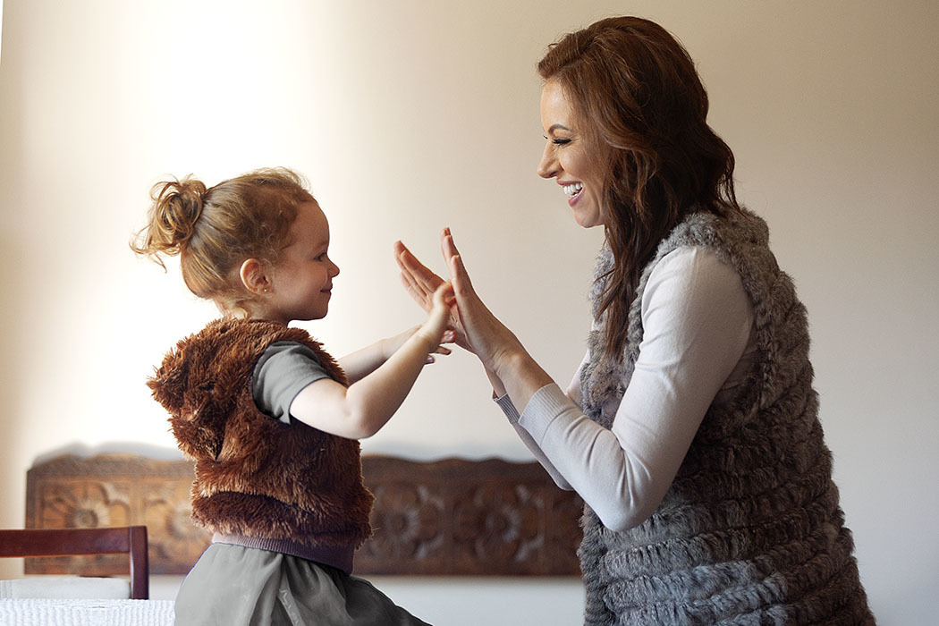 menina-brincando-com-a-mãe