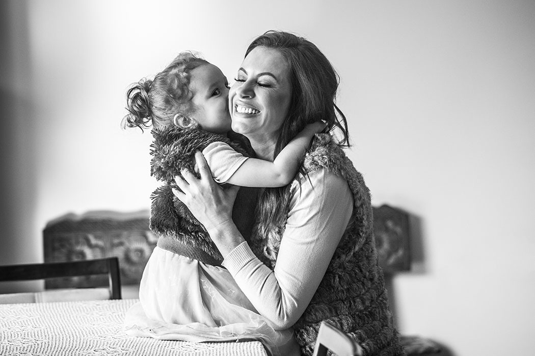 menina-beijando-a-mãe