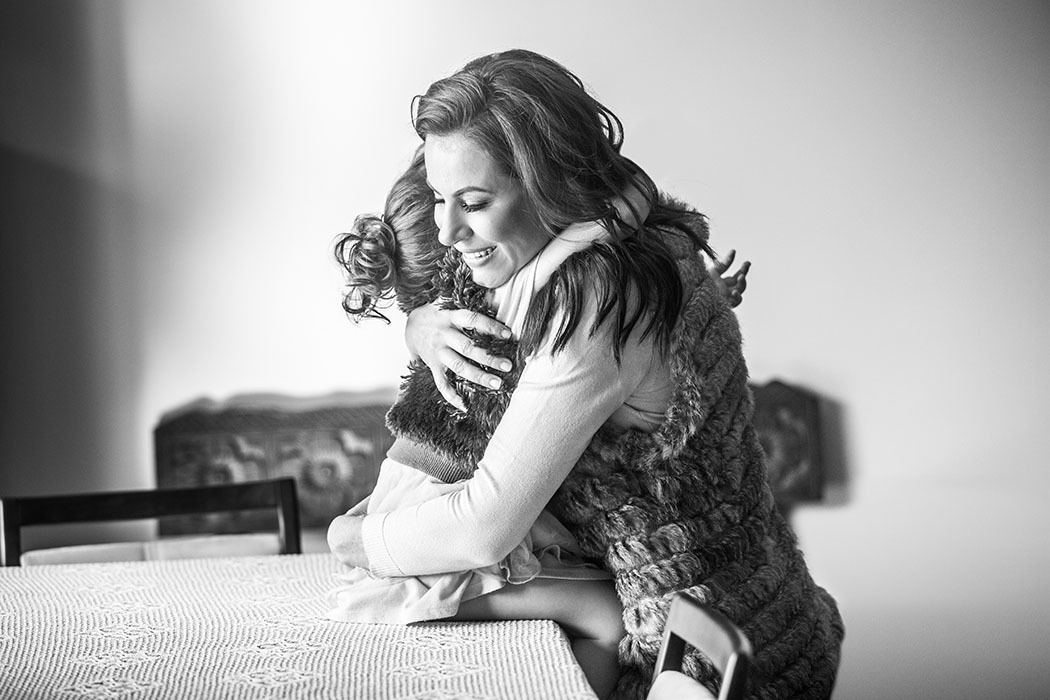 menina-abraçando-a-mãe
