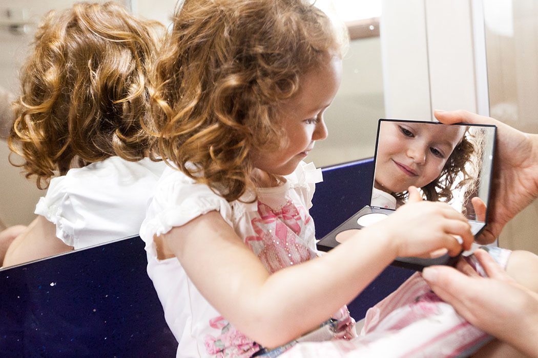 menina-olhando-no-espelho