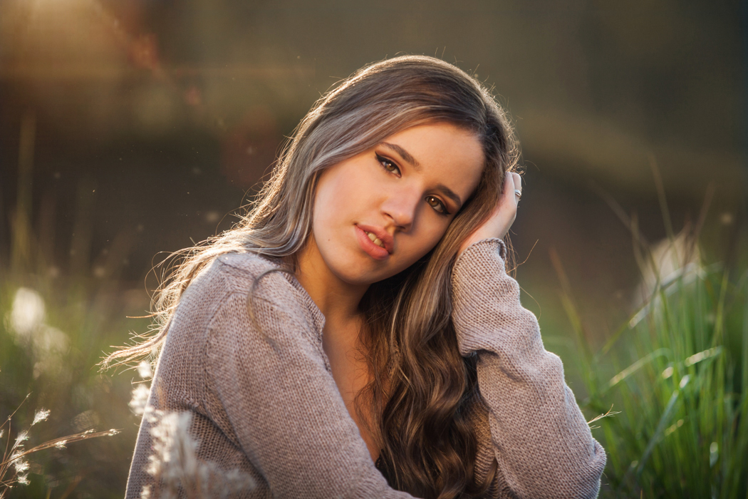 menina com cabeça apoiada na mão