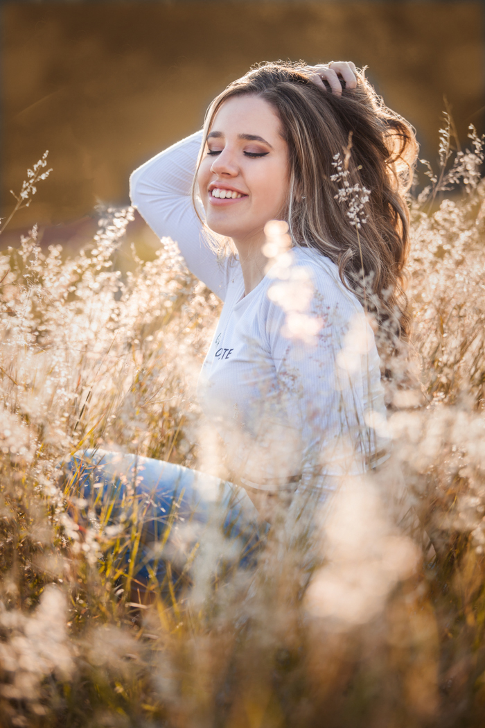 adolescente erguendo o cabelo com as mãos