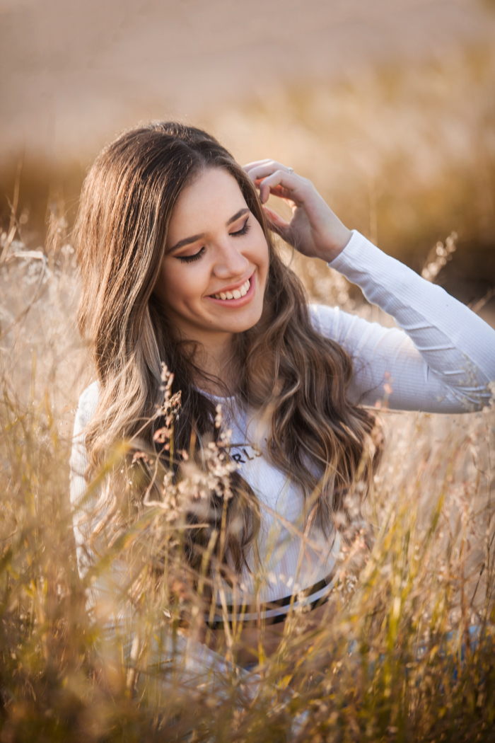 menina colocando cabelo para trás da orelha 