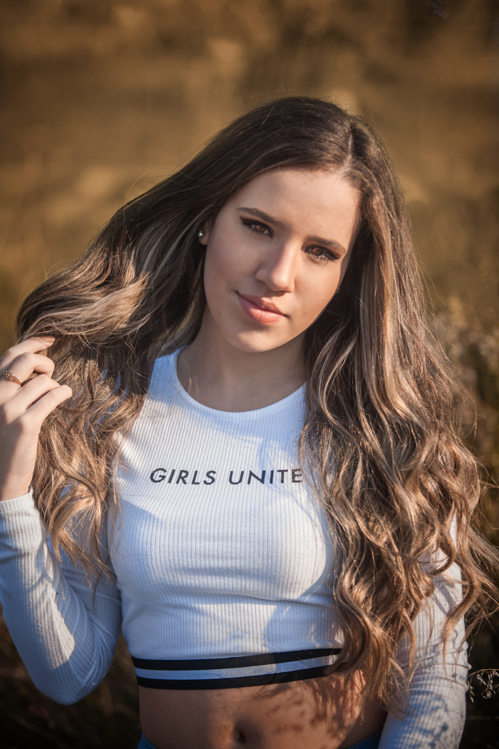 menina com cabelo estilo baby lis