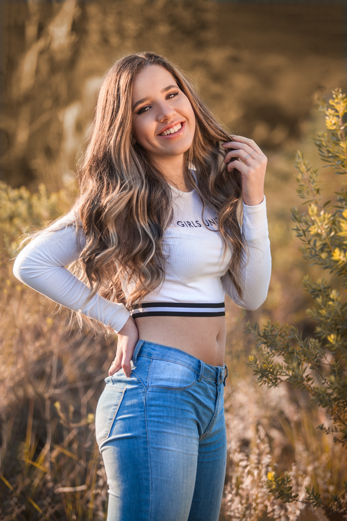 menina com blusinha branca