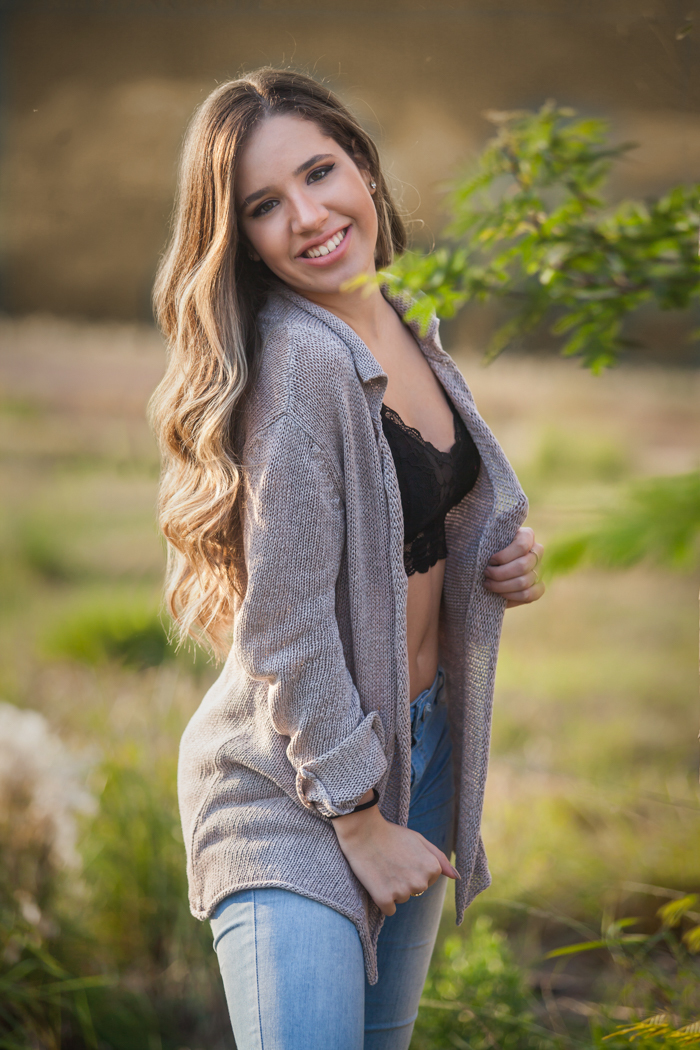menina usando cardigan de tricot