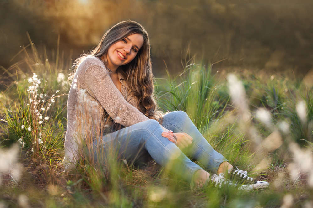 menina sorrindo com all star preto
