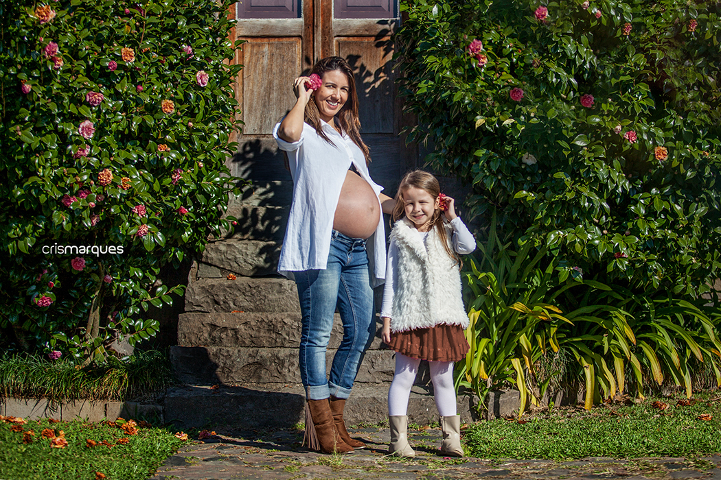 gestante e filha com flor atrás da orelha