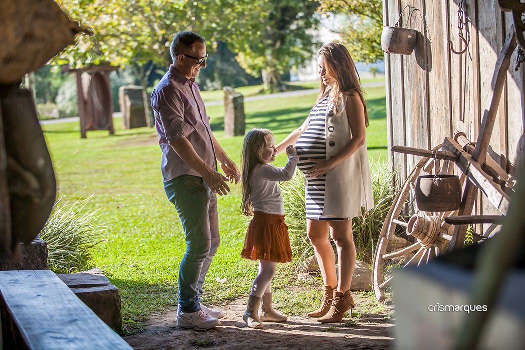gestante e 
família em foto contra-luz