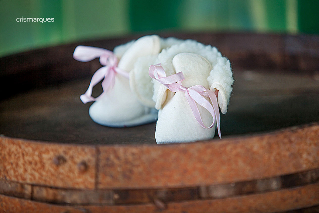 sapatinhos de bebê sobre barril