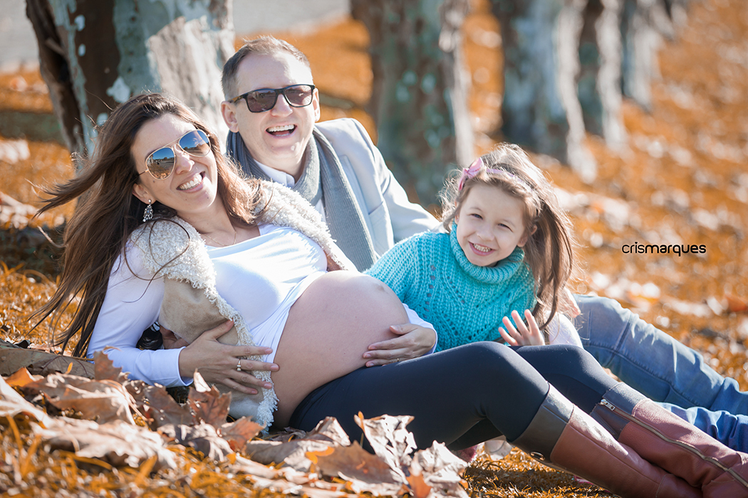 gestante deitada com a família na grama