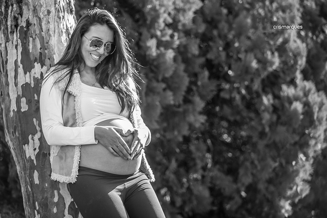 fotos em preto e branco de gestante com mãos na barriga formando um coração