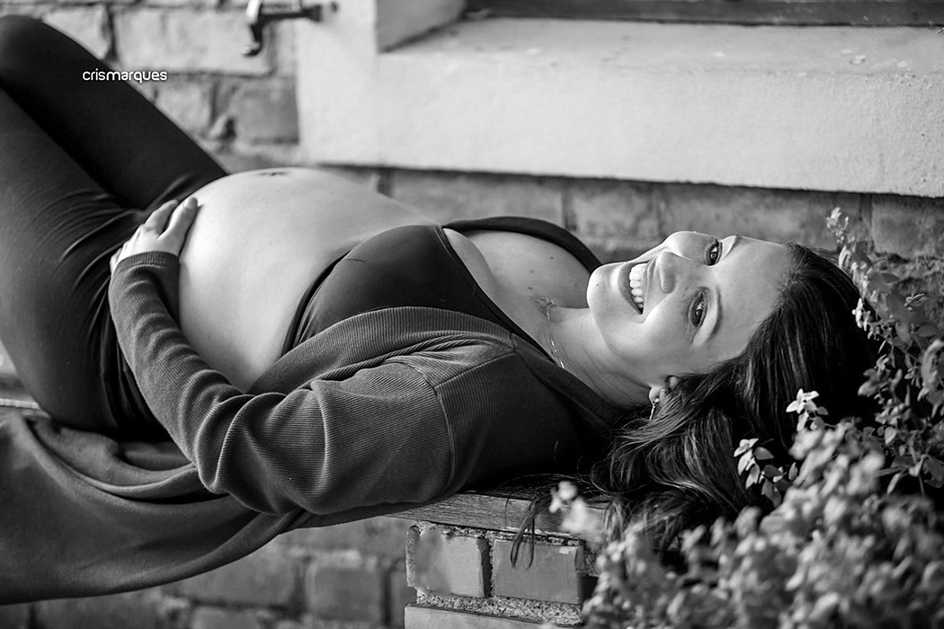 gestante deitada com barriga para cima