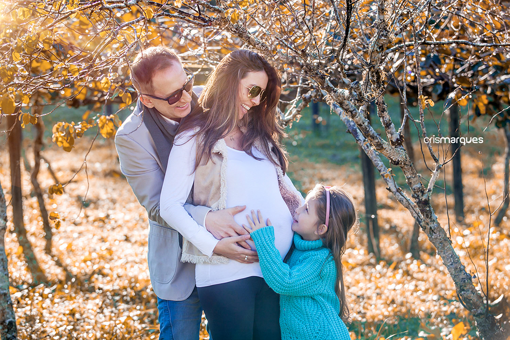 gestante sendo abraçada por esposa e filha