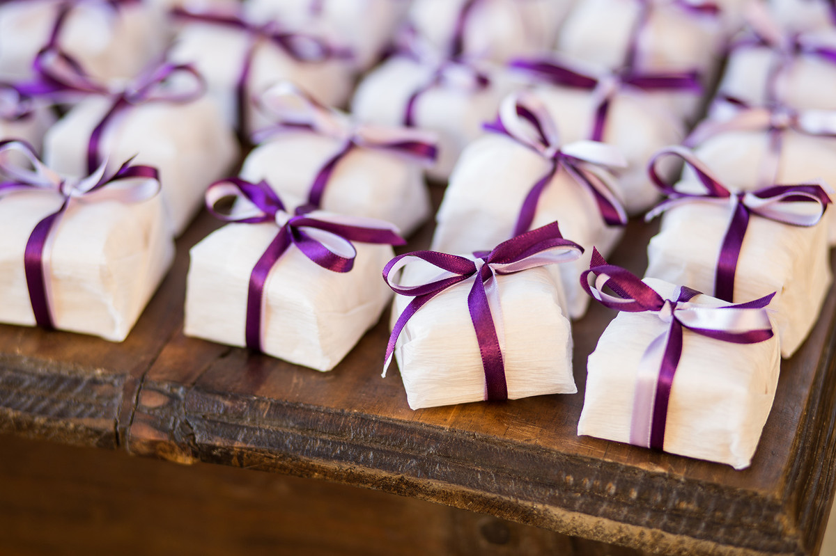 Bem casados com laço roxo e lilás