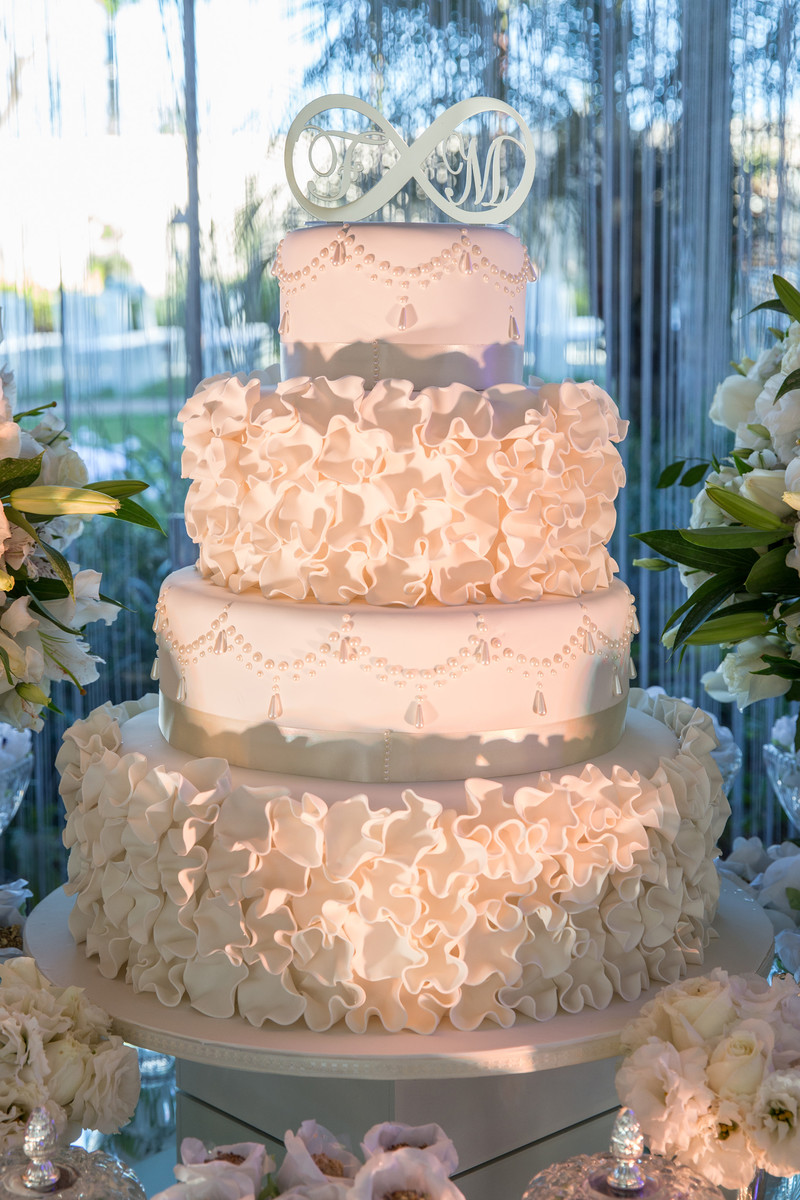 Bolo de casamento 4 andares e topo de bolo em formato de infinito com as iniciais dos noivos