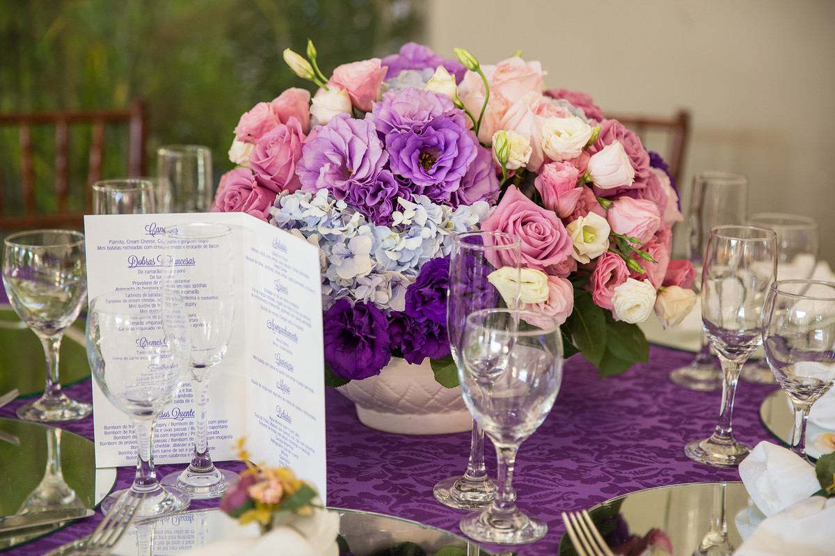 Arranjo baixo centro de mesa dos convidados do casamento com flores
