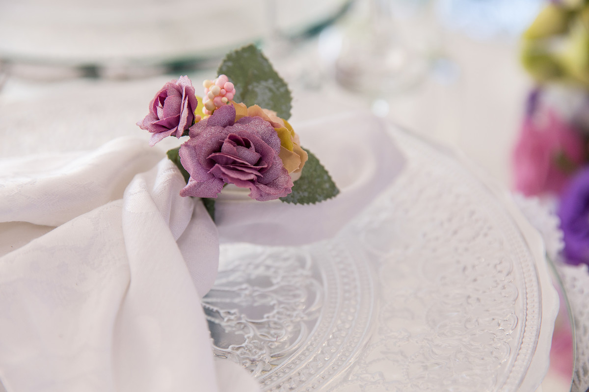Porta guardanapo da mesa dos convidados do casamento feito com flores