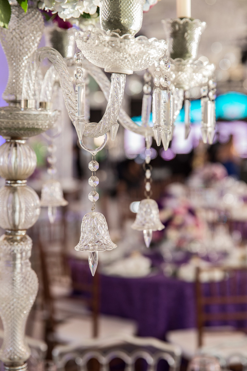 Detalhe dos castiçais dos centros de mesa dos convidados do casamento