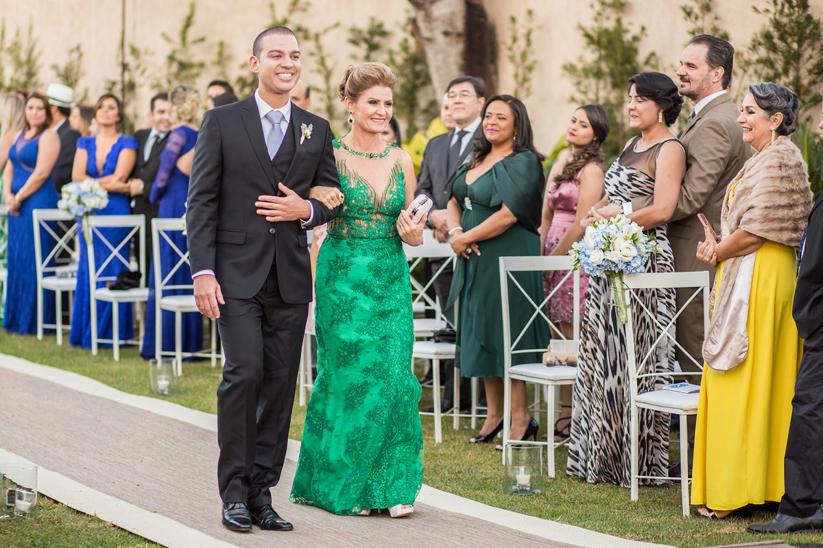 Entrada do noivo com a mãe na cerimônia do casamento