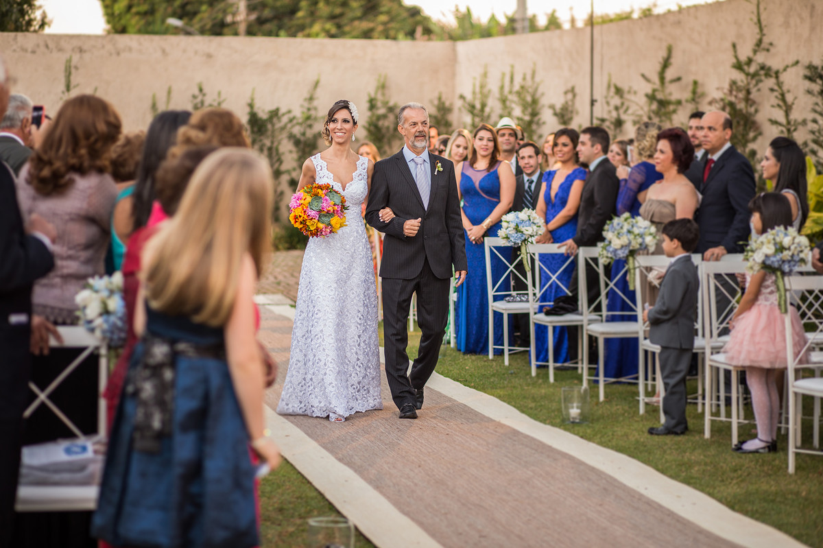 Entrada da noiva na cerimônia de casamento