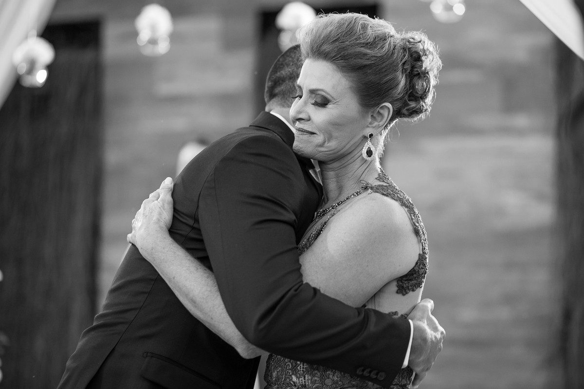 Noivo abraçando a mãe na cerimônia de casamento