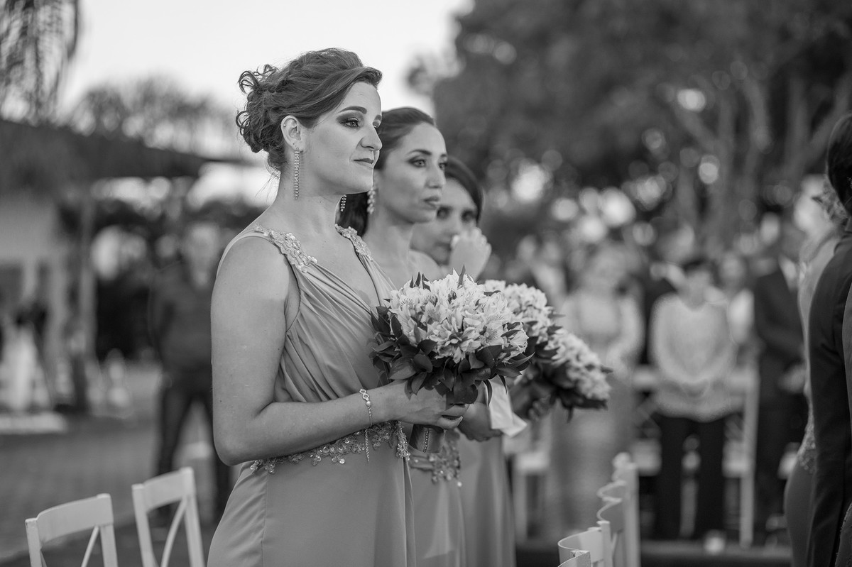Amigas da noiva emocionadas chorando durante a cerimônia do casamento