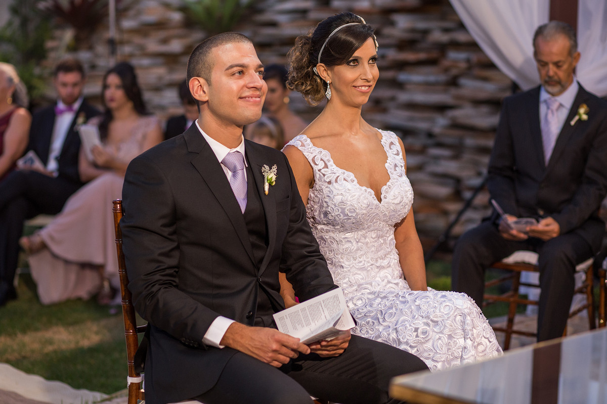 Noivos sorrindo na cerimônia do casamento