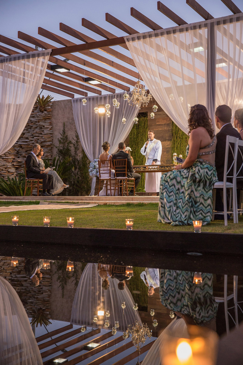 Cerimônia de casamento ao ar livre no entardecer decorada com velas