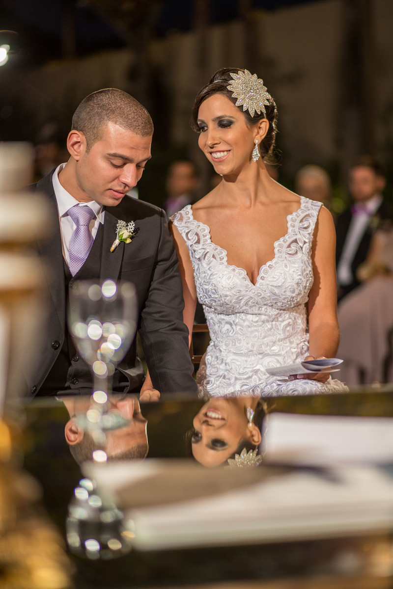 Noiva olhando para o noivo na cerimônia do casamento