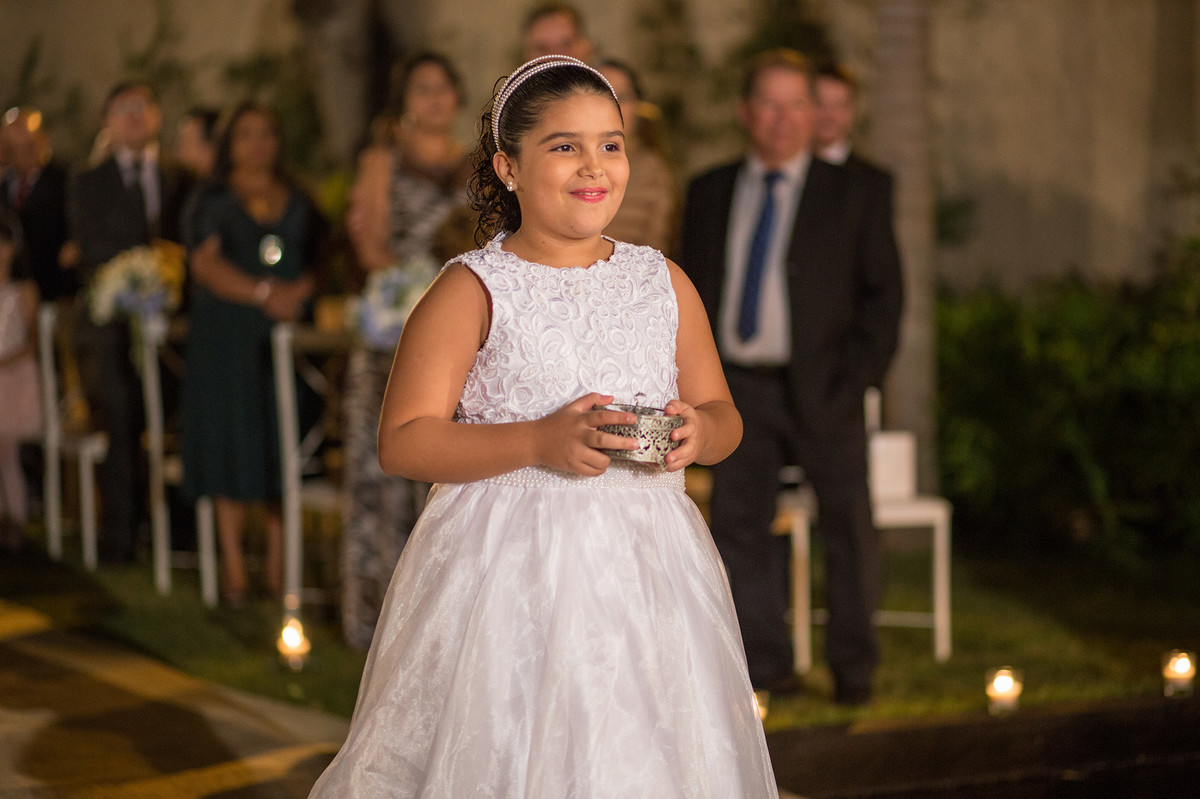 Daminha entrando com as alianças na cerimônia do casamento