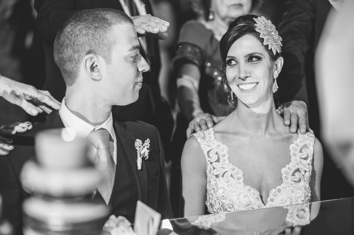 Noiva sorrindo para o noivo na cerimônia do casamento