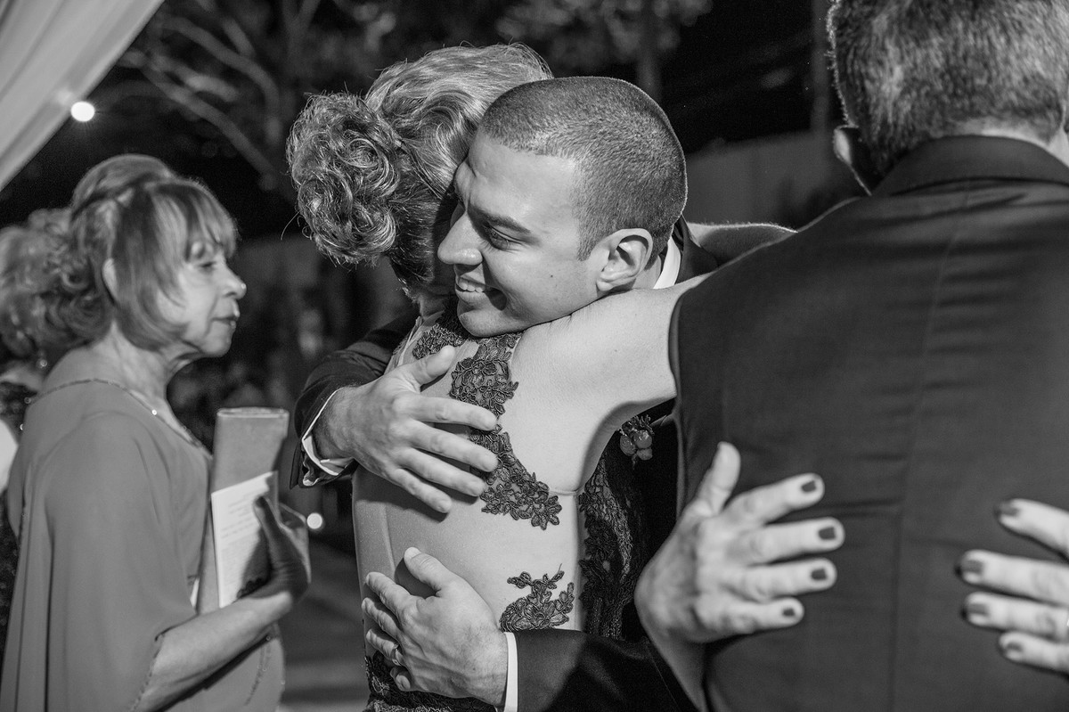 Noivo abraçando a mãe no final da cerimônia do casamento