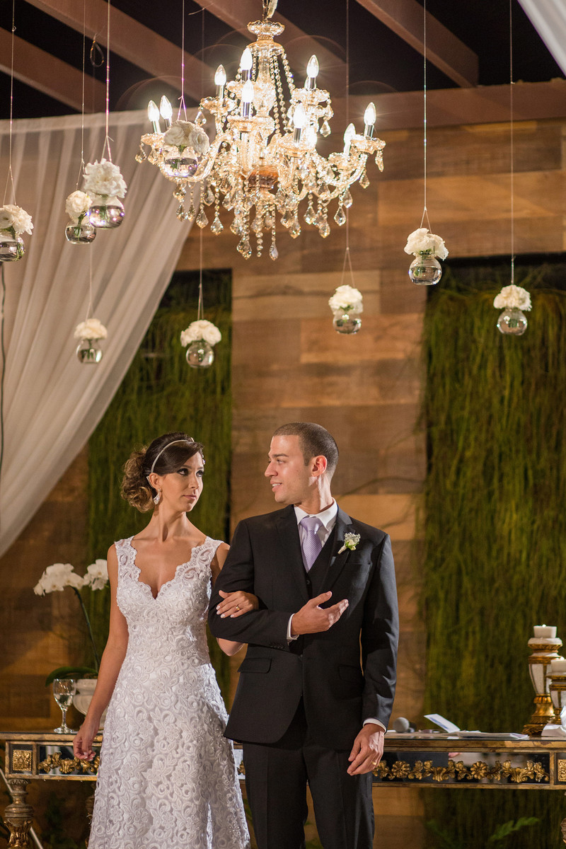 Noivos se olhando no final da cerimônia do casamento