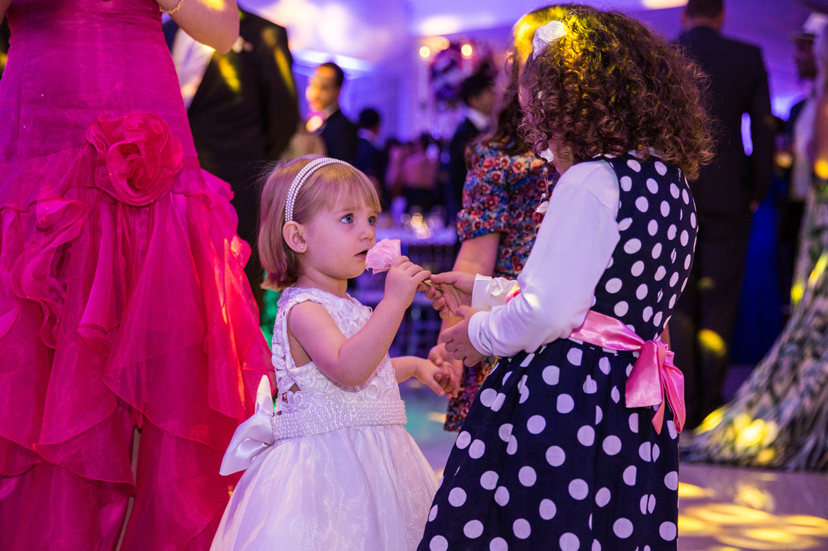 Crianças brincando na festa do casamento