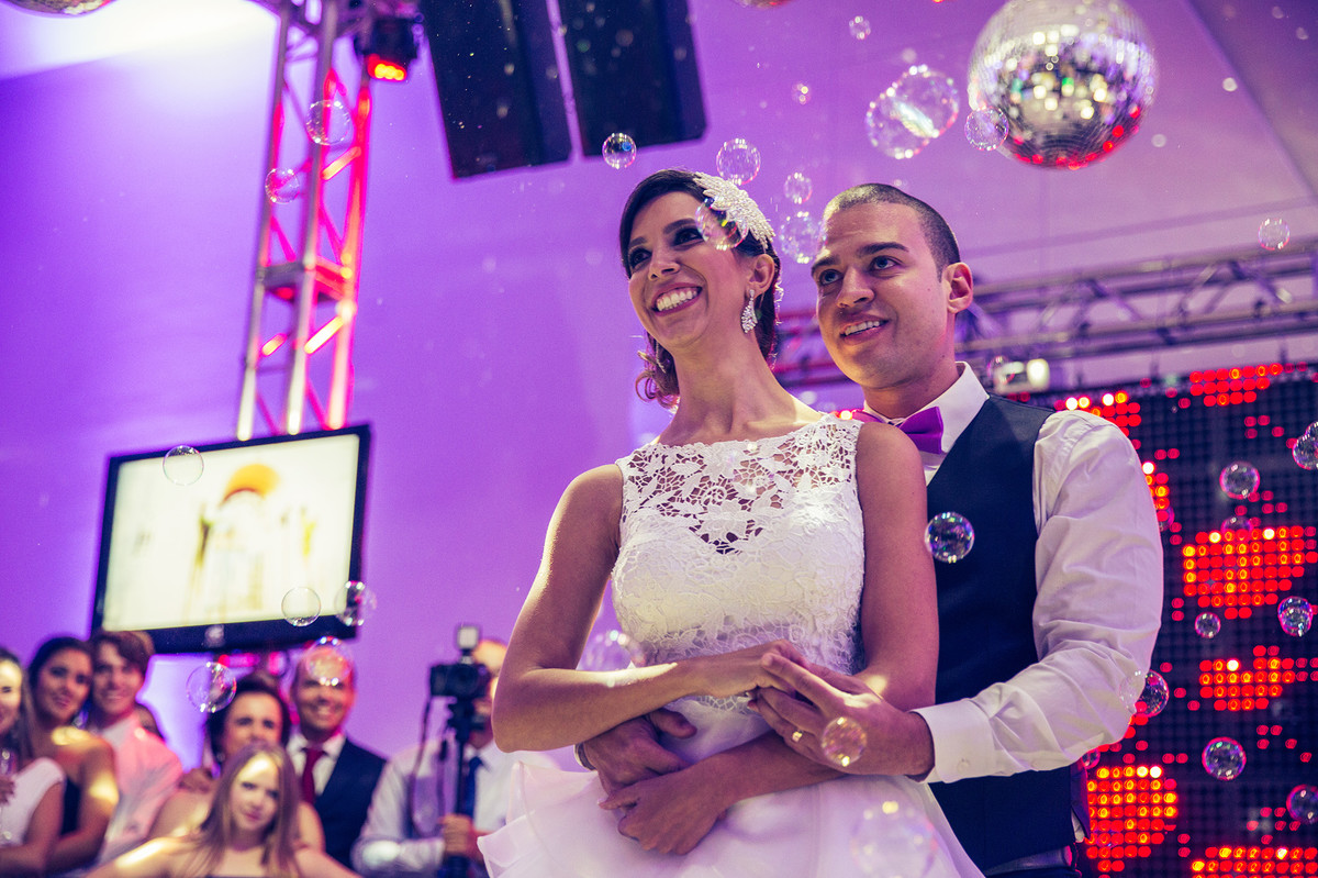 Primeira dança dos noivos na recepção do casamento