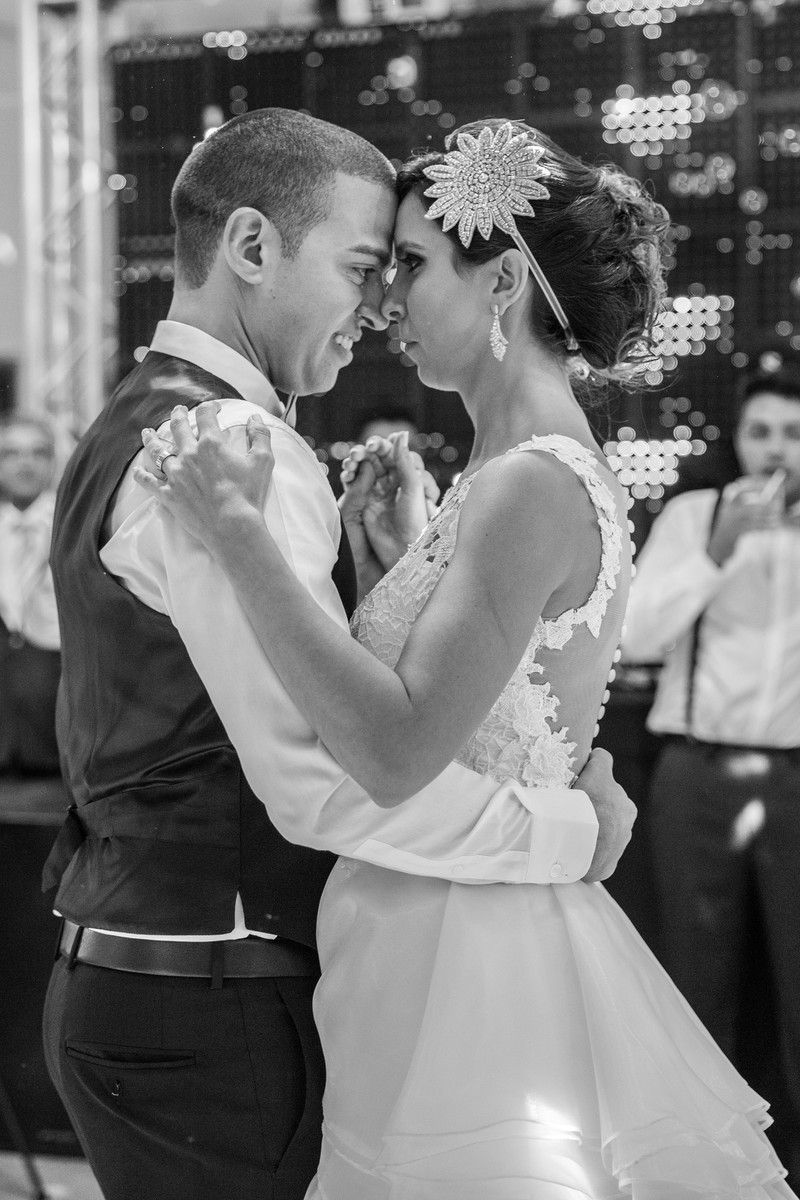 Primeira dança dos noivos na recepção do casamento