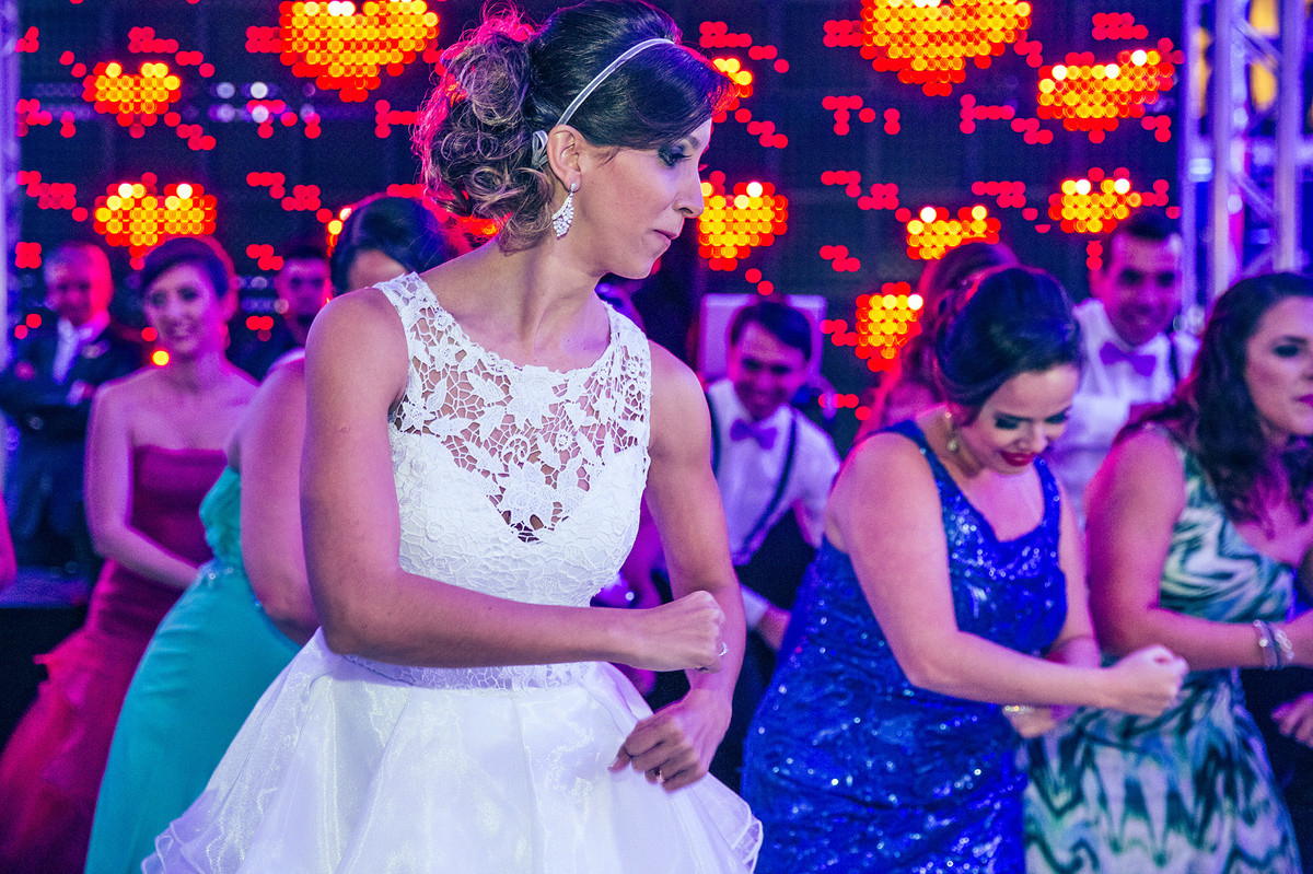 Noiva fazendo coreografia na recepção do casamento