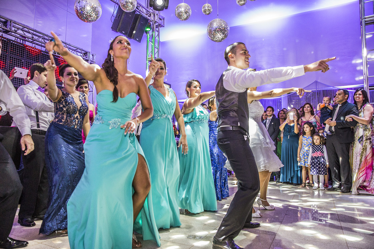 Noivo e demoiselles fazendo coreografia na recepção do casamento