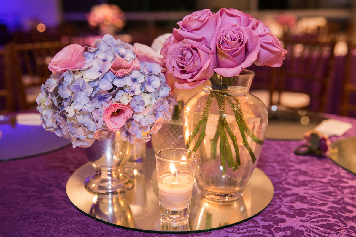 Centro de mesa dos convidados com flores e vela