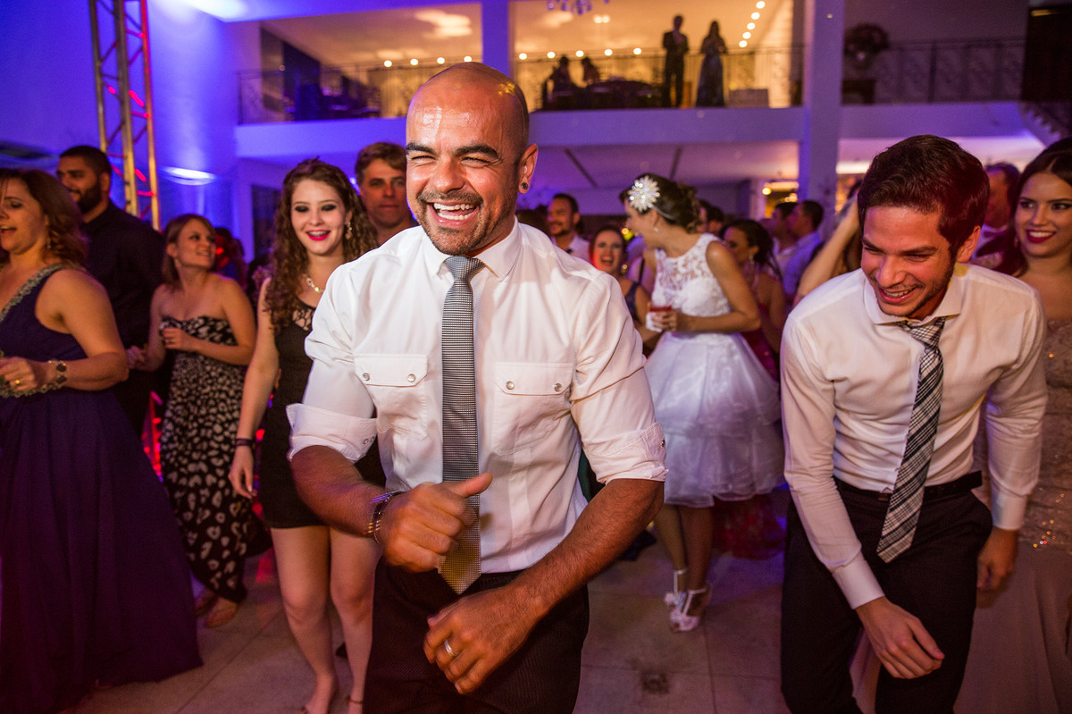 Convidados dançando na recepção do casamento