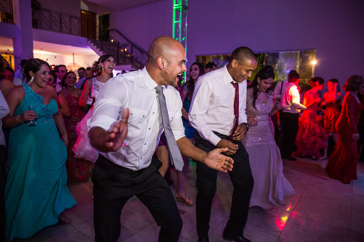 Convidados dançando na recepção do casamento