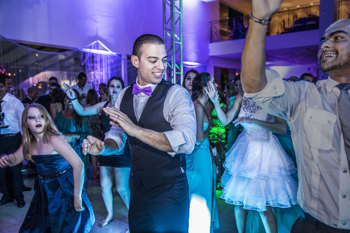 Noivo dançando na recepção do casamento