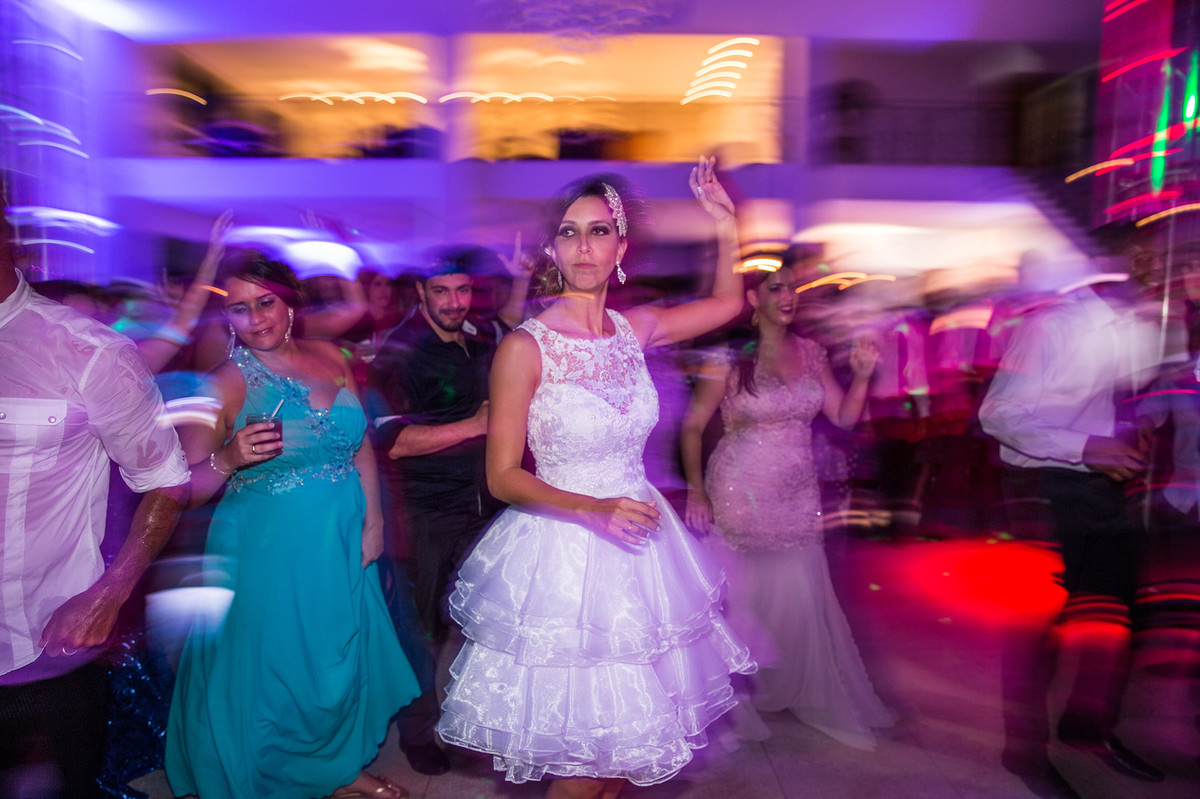 Noiva dançando na recepção do casamento
