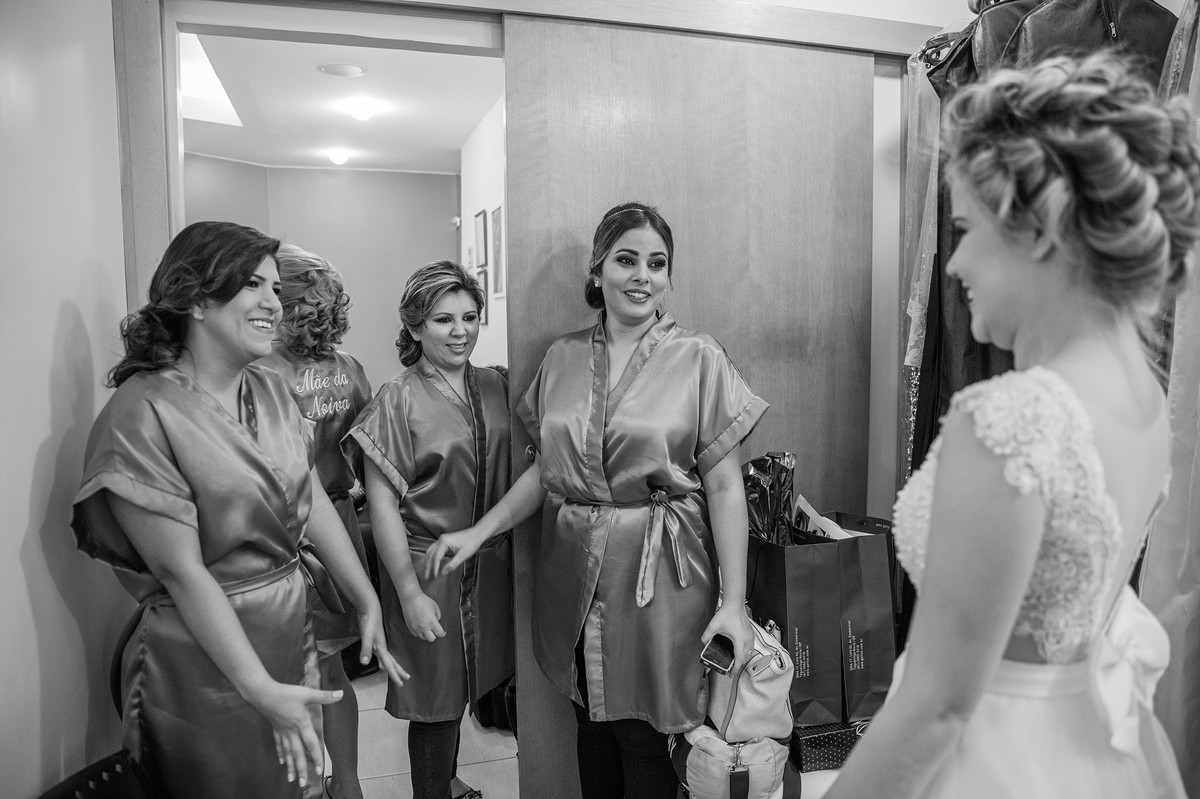 Madrinhas vendo a noiva pronta pela primeira vez no making of da noivaaking of da noiva
