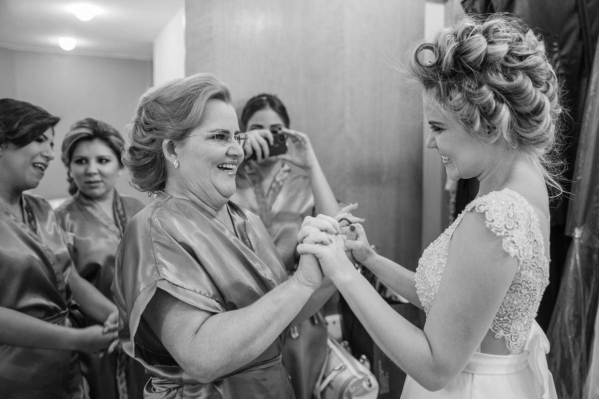 Mãe da noiva vendo a noiva pronta pela primeira vez no making of