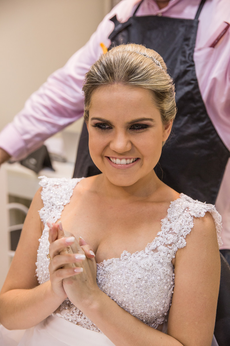 Noiva vendo o penteado pronto no making of